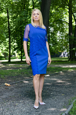 Sukienka Renata niebieska z gipiurowym zdobieniem